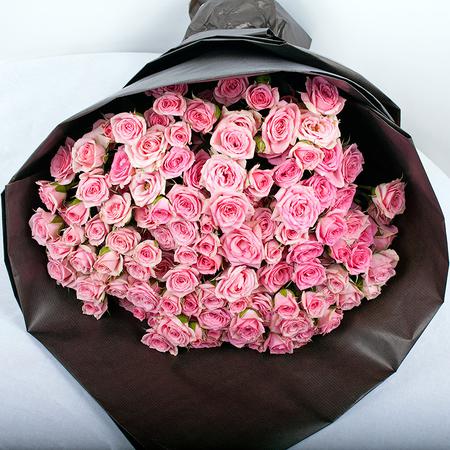 Букет из 19 розовых кустовых роз в крафте «Яркий»
