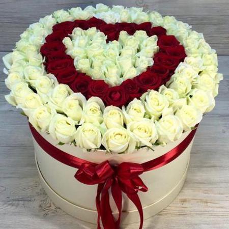 Белое сердце из 101 розы в шляпной коробке