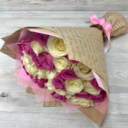 Букет из 29 бело-розовых роз (50 см)