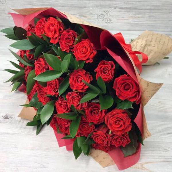 Букет из 29 красных роз (50 см)  + зелень
