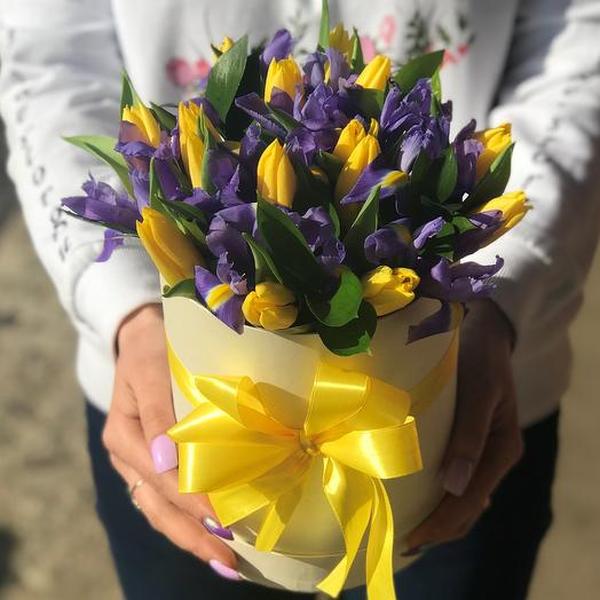 Шляпная коробка из желтых тюльпанов и синих ирисов