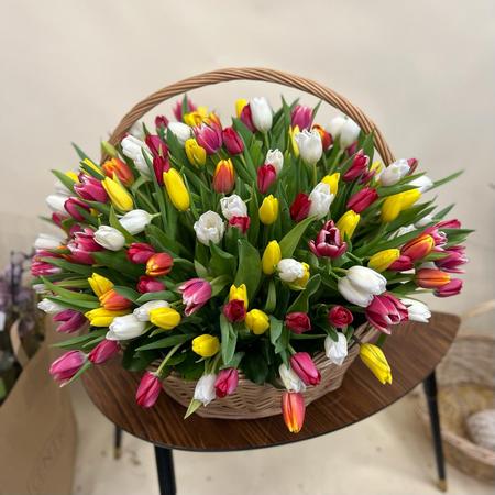 Корзина из 151 разноцветного тюльпана